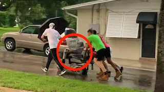 Schau was diese 4 Männer mit der hilflosen Frau im Rollstuhl taten. Unglaublich! 😱