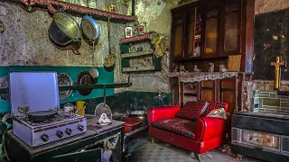 Shocking Abandoned late 18th century time capsule House with everything left behind!