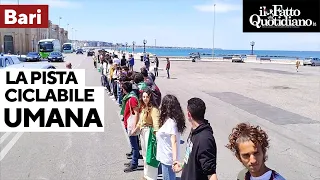 Bari, attivisti di Fridays for future creano una pista ciclabile umana: "Subito limite di 30 km/h"