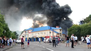 Місто в полоні диму: у Мукачеві діти чули вибух