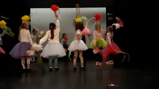 Taniec dzieci  z pomponami - " Taniec kwiatów " do utworu D.Szostakowicza. Centrum Edukacji Machmar