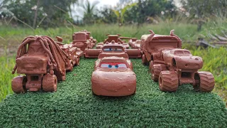 Various muddy Disney car minicars slide down the slopes and fall into the water! Play in the garden