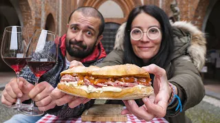 Un bicchiere di vino, con un panino, la felicità. 🥖🧀🐷🍷