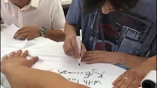 Dimash signs for his fans 20201008