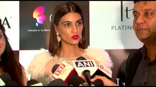 Kriti Sanon's BEST REPLY On Paparazzi & Being TROLLED On Social Media | Must Watch Video!