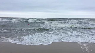 Prąd wsteczny wciąga człowieka w głąb morza Władysławowo