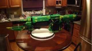 Gears of War 3 Electric Green Retro Lancer 1:1 scale prop replica by NECA