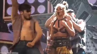 Britney Spears' bra top comes undone onstage Бритни обнажила грудь на концерте