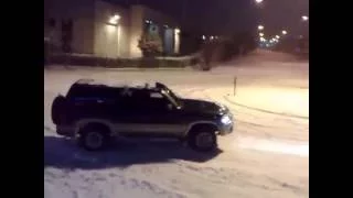 Amici e un Nissan Patrol sulla neve