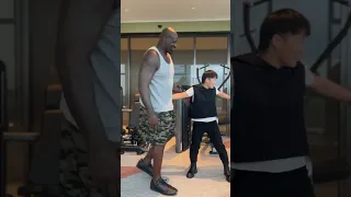 UFC champ Zhang Weili PICKS UP NBA legend Shaquille O'Neal 😳