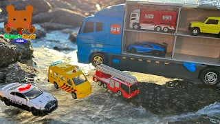 Transportation Vehicle Carries Police Car, Ambulance to the Ice River & More Stories【Kuma's Bear】