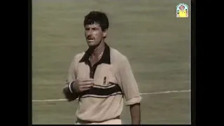 "Hadlee's a Wanker". A visibly upset Hadlee reacting to disturbing Aussie crowd chanting. Gabba 1988