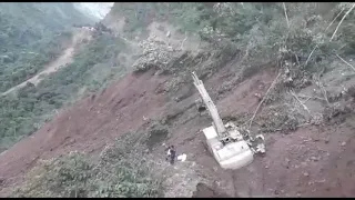 Video shows people running from Bolivia mudslide