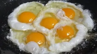 Вылейте яйца в горячую сковороду с водой и они мгновенно станут деликатесом.ПОДРУЖКИ В ВОСТОРГЕ ОТ..