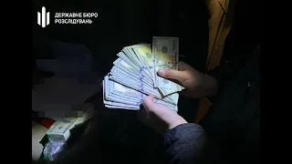 Збут 50 000 фальшивих доларів – ДБР затримало двох осіб