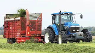 New Holland 8670 working in the field chopping grass w/ Taarup Forage Harvest | Silage Season 2021