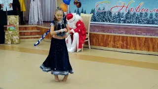 Little Russian Girl dancing on Indian song ! Aaja Nachle !