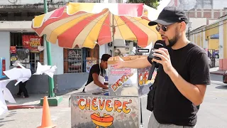 Probando comida callejera de Semana Santa en Guatemala