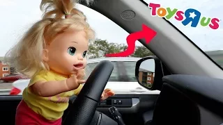 La Muñeca Baby Alive Sara en Español va en Auto a la Juguetería para hacer Compras!!! TotoyKids