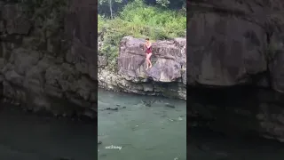 Woman/girl gets eaten by crocodiles/ alligators (what a stupid risk just for a photo opportunity)