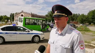 Маршрутка снесла ограждение и дорожный знак  в Орске на площади Гагарина ДТП