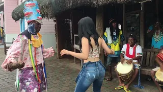 Ónice Flores bailando punta, Roatan, Honduras