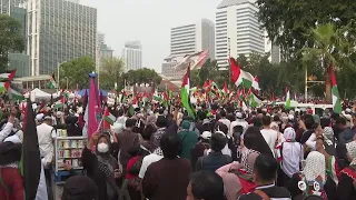 Muslims rally outside US Embassy in Indonesia to denounce US support for Israel