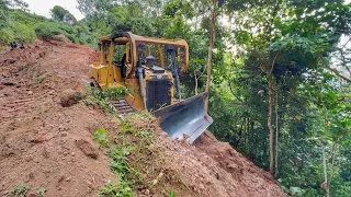 CAT D6R XL Bulldozer Operator Skills Road Service on Steep Mountains