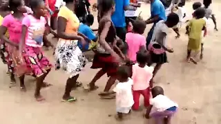 C'est la joie au village. L'ambiance de jeunes Yaka au rythme du Tam Tam, en Kiyaka "Ngoma".