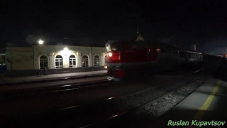 Вл80, 2тэ116 с грузовыми поездами на вечерней станции Россошь