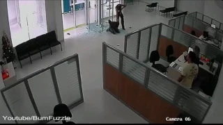 Bank-robber arrested during robbery in Brazil [GOES WRONG]