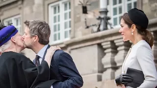 De kongelige ankommer til festdag på Christiansborg