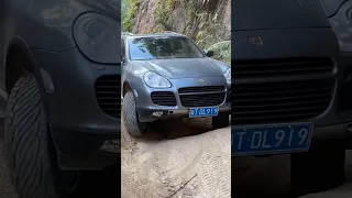 Porsche Macan is difficult to cross the terrain #shorts #offroad