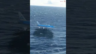 IMPOSSIBLE LANDINGS Boeing 747 at Gibraltar Airport KLM AIRLINES #shorts