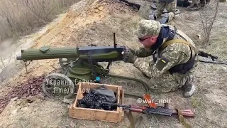 Бойцы ВСУ используют пулемет "Максим", который позволяет непрерывно накрывать огнем окупантов 🔥🔥🔥