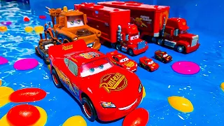 Clean up muddy minicars & Disney Pixar car convoys! Play in the garden