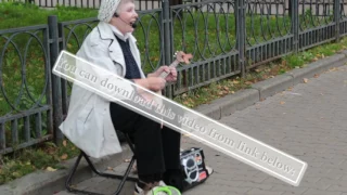 Lady -Yard play musician playing the balalaika in Moscow and at the foot of the drum