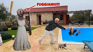 GRANNY È APPARSA NELLA NOSTRA VILLA E STA CERCANDO DI PRENDERCI!!! 😰 *corriamo*