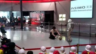 Asimo robot kicks ball