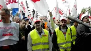 Protest związkowców przed siedzibą Taurona 1