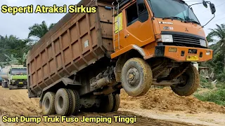 Seperti atraksi saat dump truk jemping tinggi