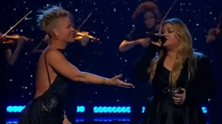 Kelly Clarkson & Pink Perform Just Give me a Reason Together At iHeartRadio Music Awards 2023