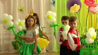 Танец Подарок для мамы (с большими ромашками из шаров) д/с №15 Одесса