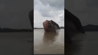 Barge terbalik