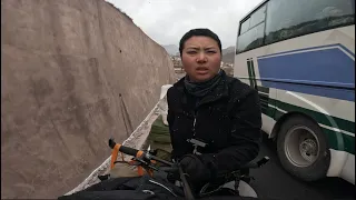 騎行西藏無人區，暴雪中翻越大山，天黑住進柴火棚
