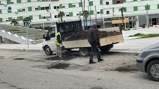 Rërë bituminoze për fushatë në Vlorë, Dritan Leli mbush gropat para zyrës së tij