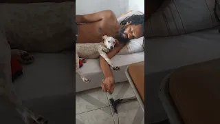 dorme sujo dormindo com seu amiguinho