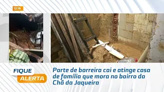 Parte de barreira cai e atinge casa de família que mora no bairro da Chã da Jaqueira