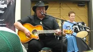 Tom Yamarone sings about Bigfoot at the 2014 Ohio Bigfoot Conference.