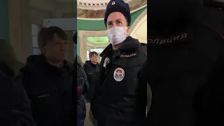 🔥 БОРЗЫЙ ПОЛИЦЕЙСКИЙ БЫКУЕТ НА ПАССАЖИРА / НЕАДЕКВАТНЫЙ КОНТРОЛЁР КИДАЕТСЯ #shorts #менты #полиция